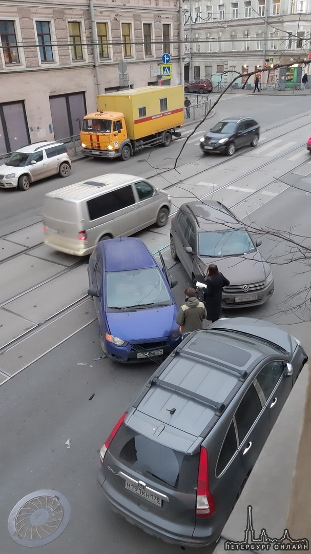 На Кондратьевском водитель синего автомобиля решил развернуться сразу за перекрестком с улицей Ватут...