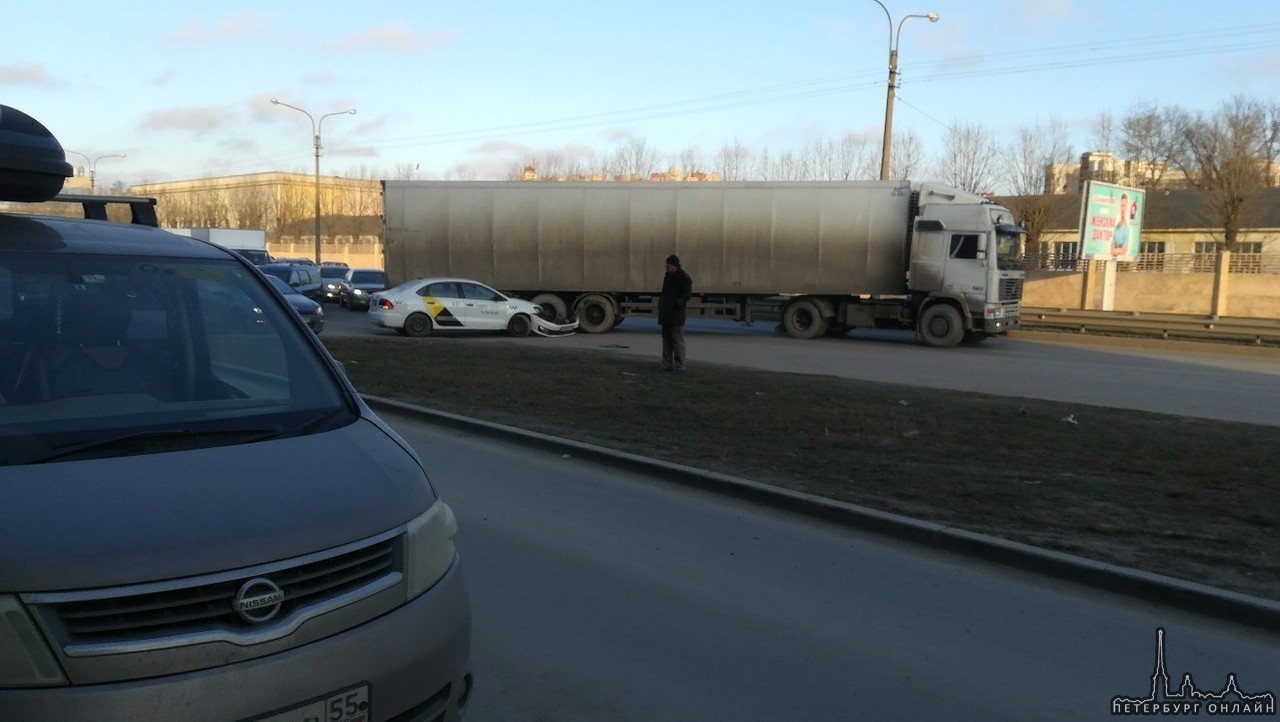 На Московском шоссе 13, таксисту не удалось пролезть сбоку фуры. Объезжают кто как может.