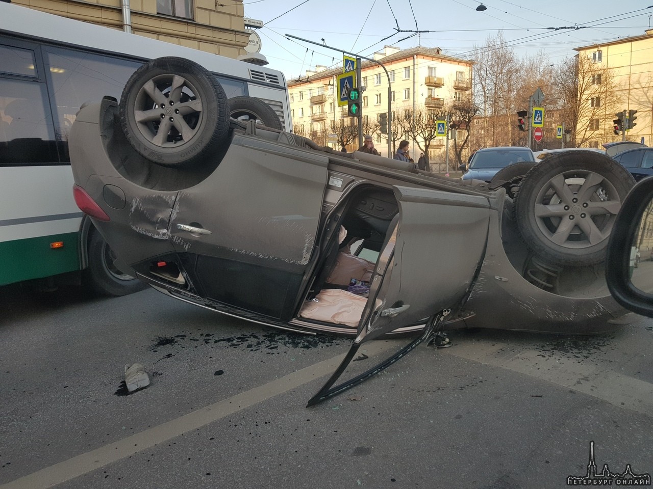 Додж перевернул на крышу Nissan Мурано на перекрестке Новочеркасского проспекта и Таллинской улицы