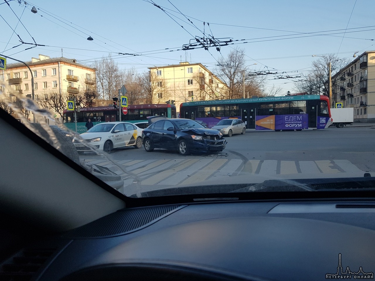 Додж перевернул на крышу Nissan Мурано на перекрестке Новочеркасского проспекта и Таллинской улицы