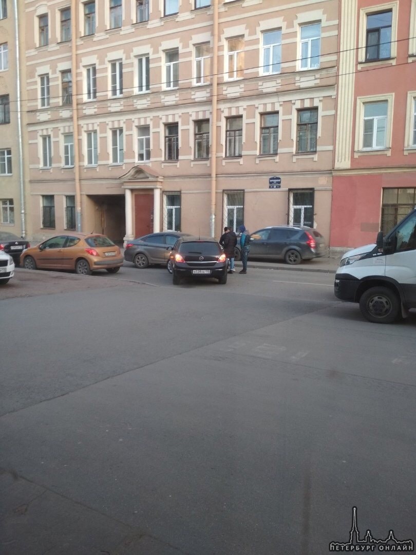 На Воронежской улице Опель неудачно выехал со двора на встречу седану.