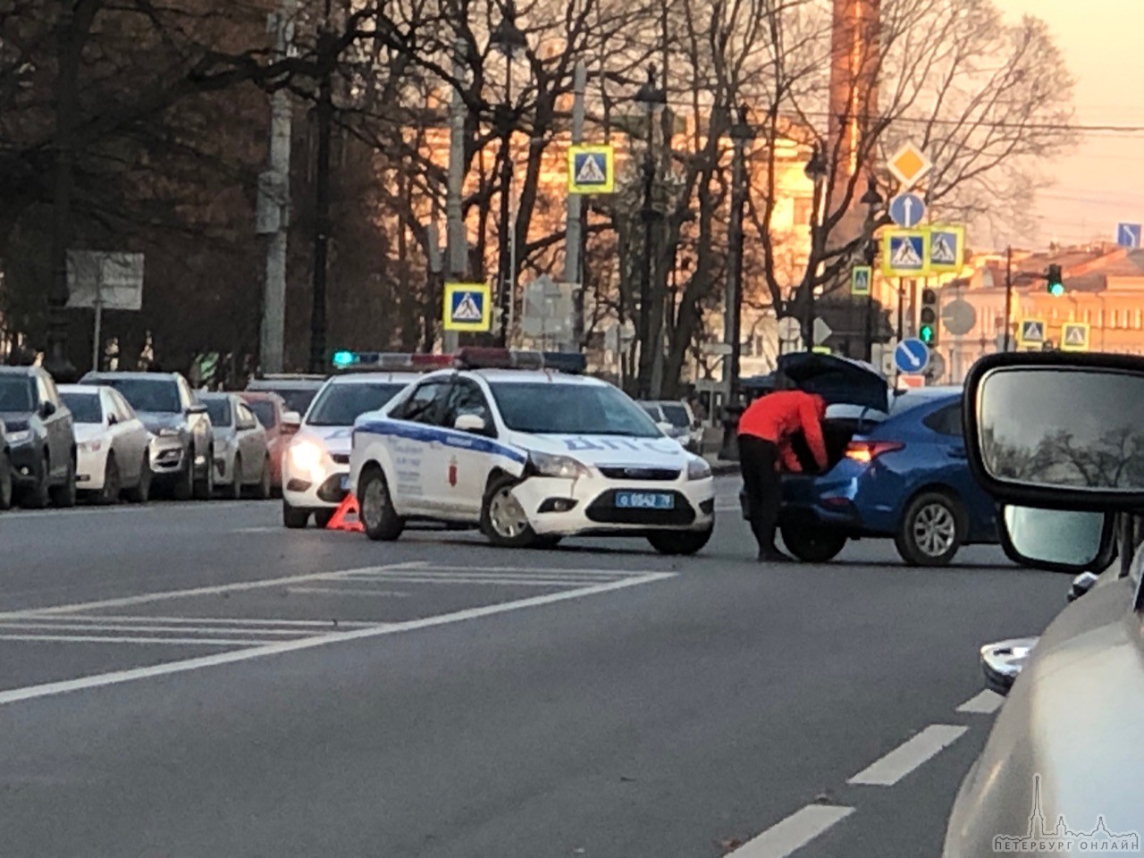 Solaris подбил Ford ДПС на Адмиралтейском проспекте. Стражи на месте.