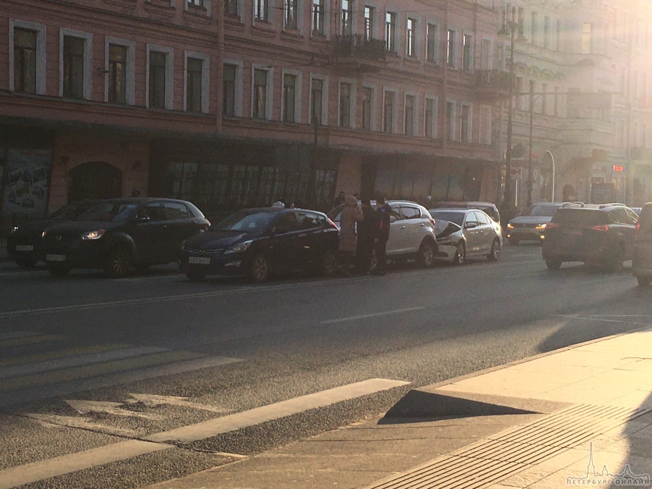 На Московском проспекте перед Технологическим институтом один затормозил, а двое других не успели.