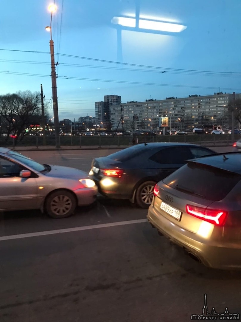Авария на пересечение маршала Жукова и Петергофского шоссе.
