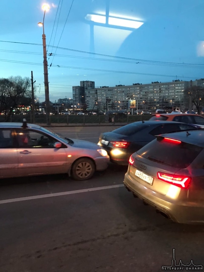 Авария на пересечение маршала Жукова и Петергофского шоссе.