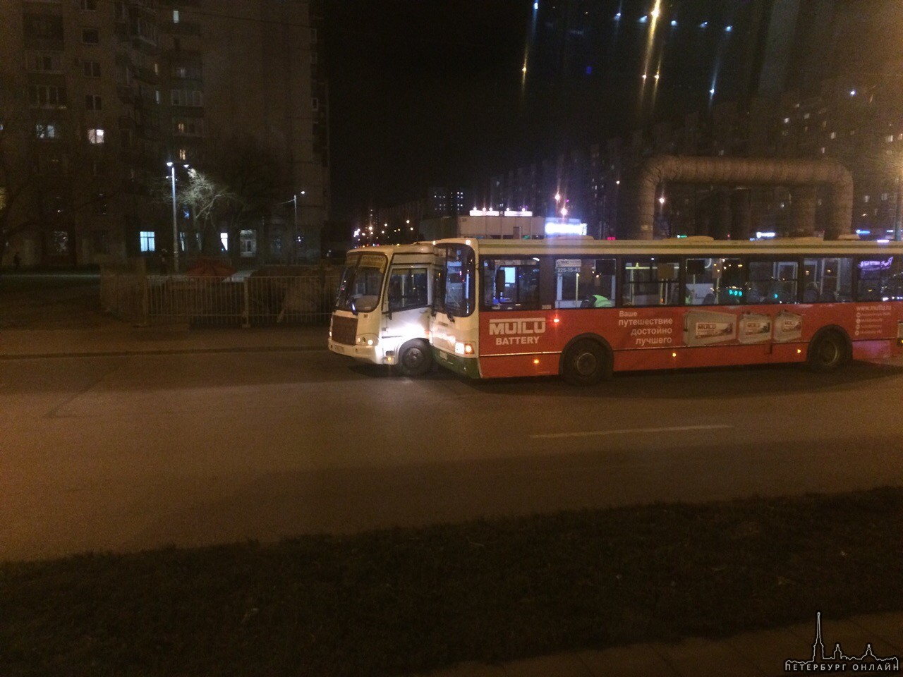 Близь станции метро Проспект Большевиков автобус внезапно встретил маршрутку, выезжающую от остановк...