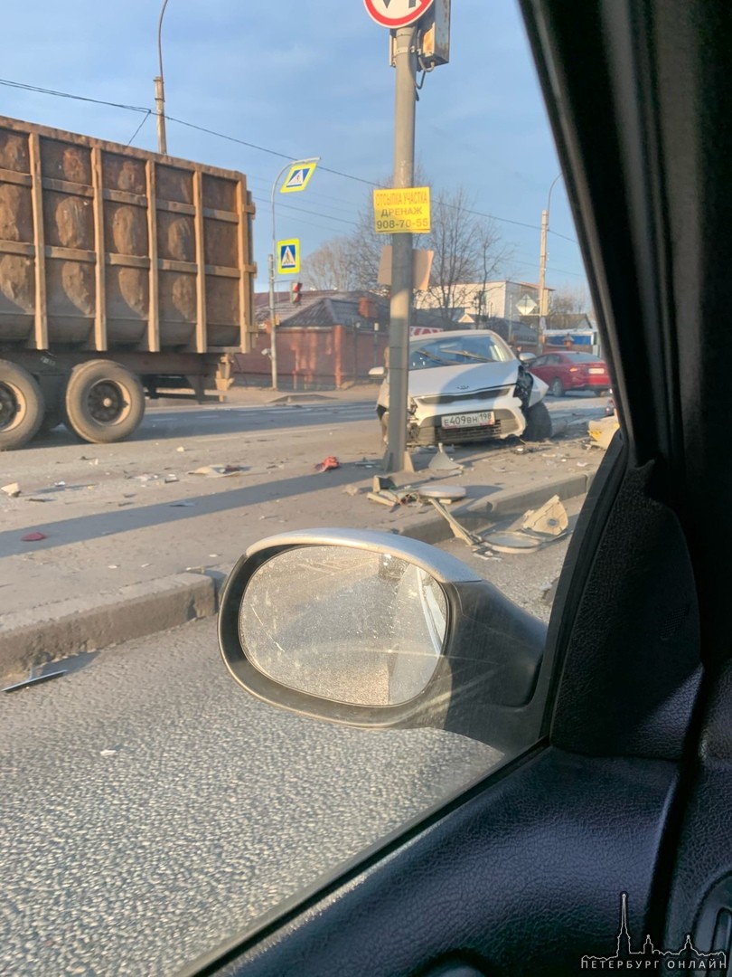Киа и Solaris сломали светофор на Выборгском шоссе ( Парголово) на перекрёстке с улицей Шишкина