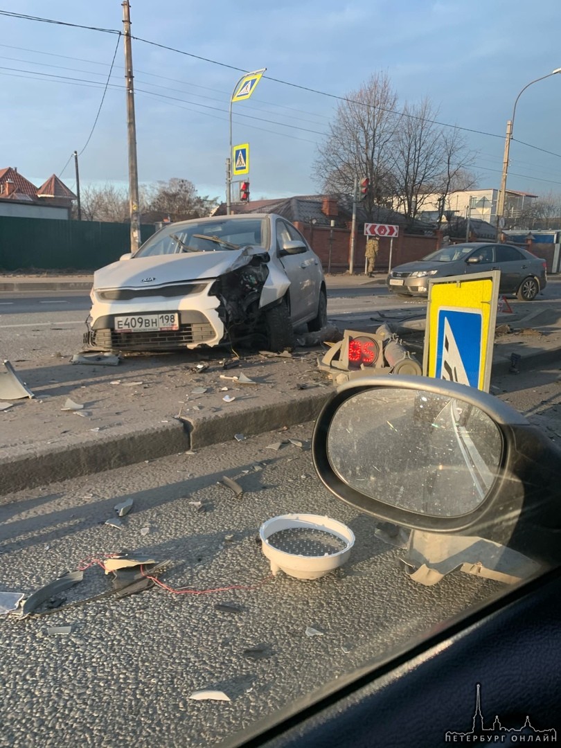 Киа и Solaris сломали светофор на Выборгском шоссе ( Парголово) на перекрёстке с улицей Шишкина
