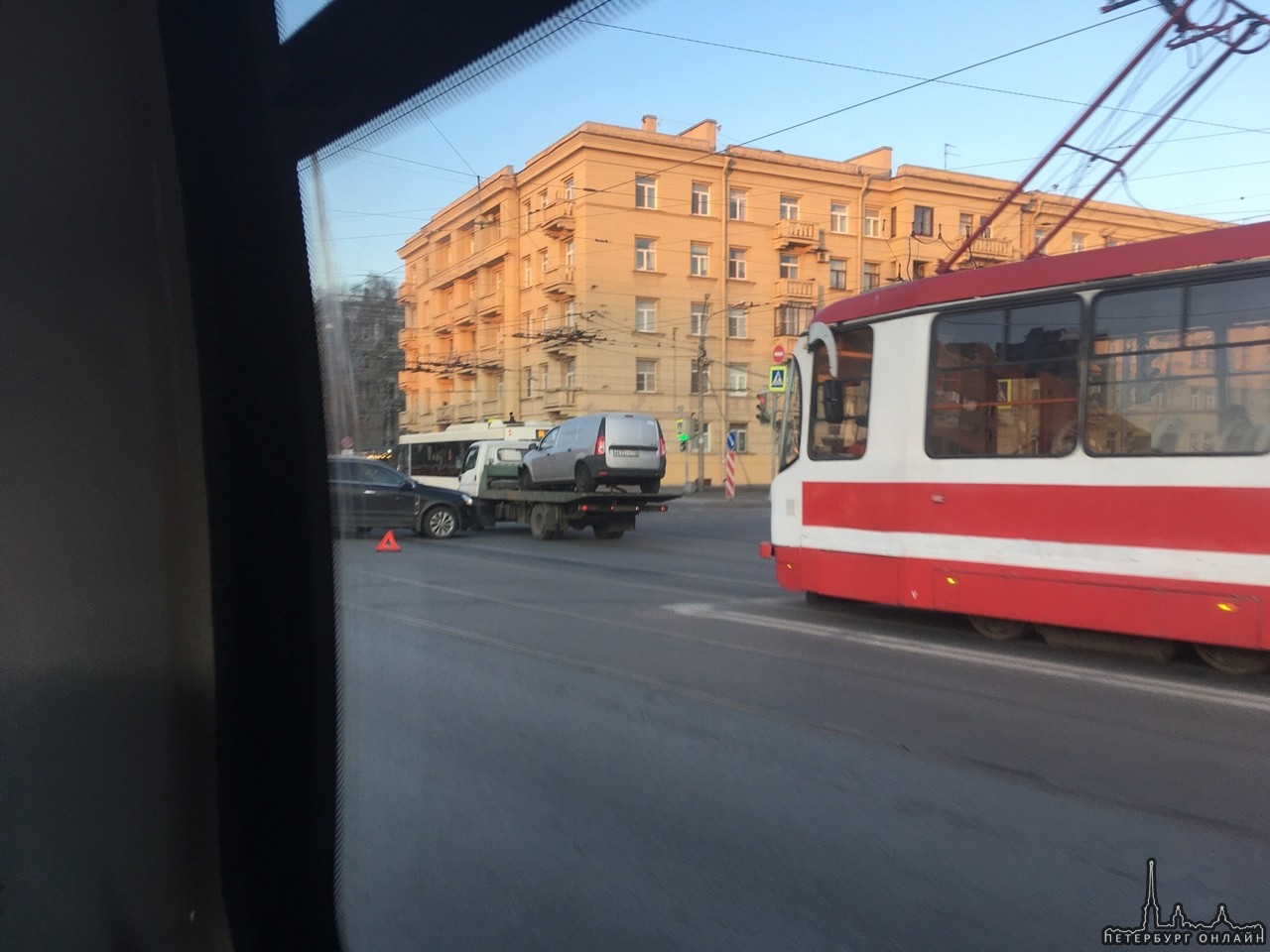 На Благодатной и Гагарина авария на трамвайной линии. Трамваи встали. И ровно через 50 метров по Бла...