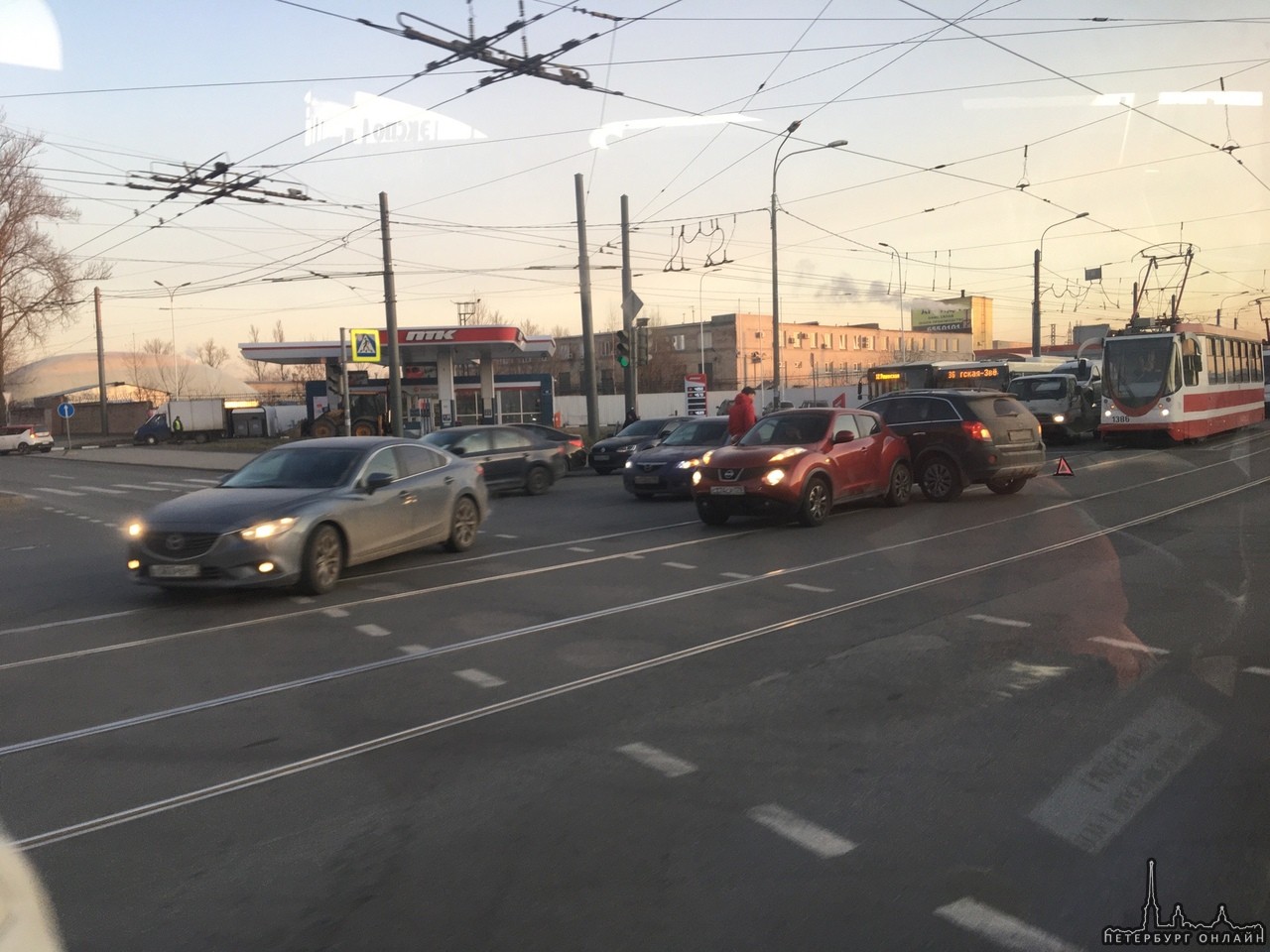 На Благодатной и Гагарина авария на трамвайной линии. Трамваи встали. И ровно через 50 метров по Бла...
