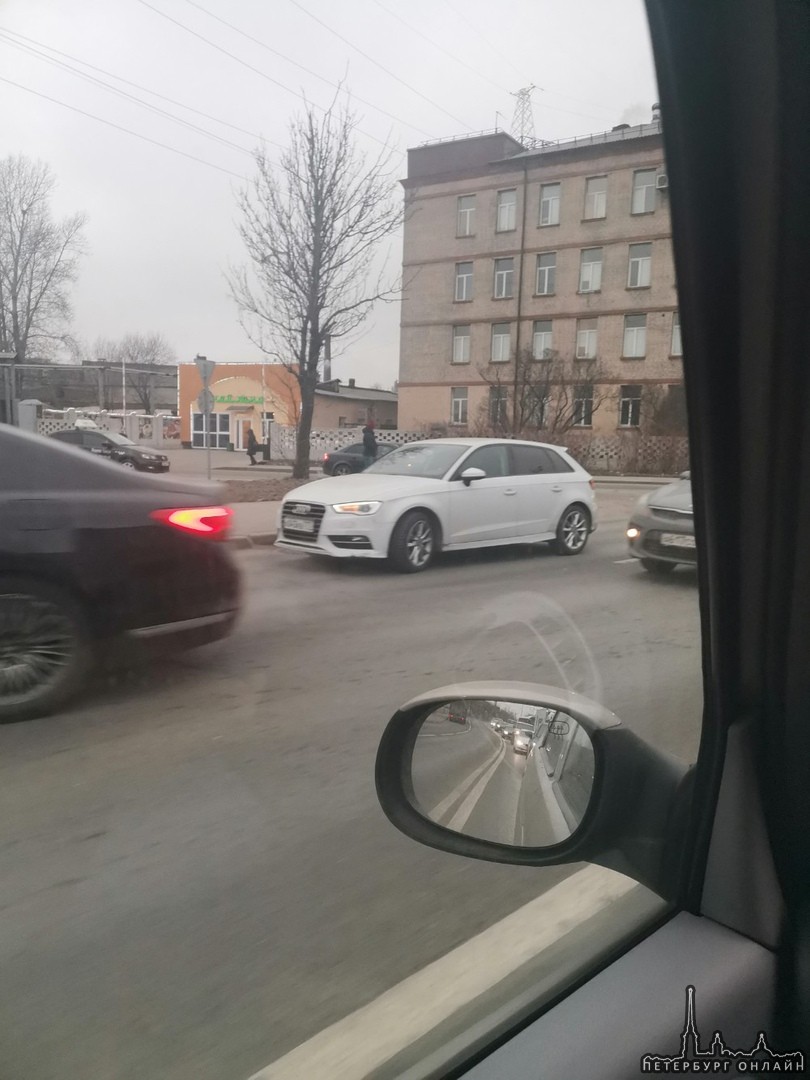 На Воздухоплавательной в сторону Витебского стукнулись Audi и поло такси. Пробка от Лиговского.