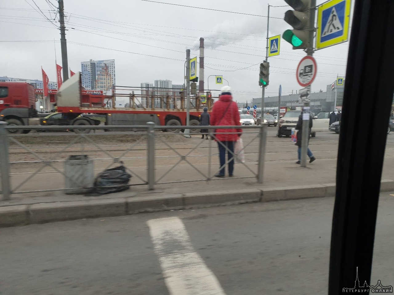 На перекрёстке Дальневосточного и Крыленко один отправил другого любоваться дорожным знаком!