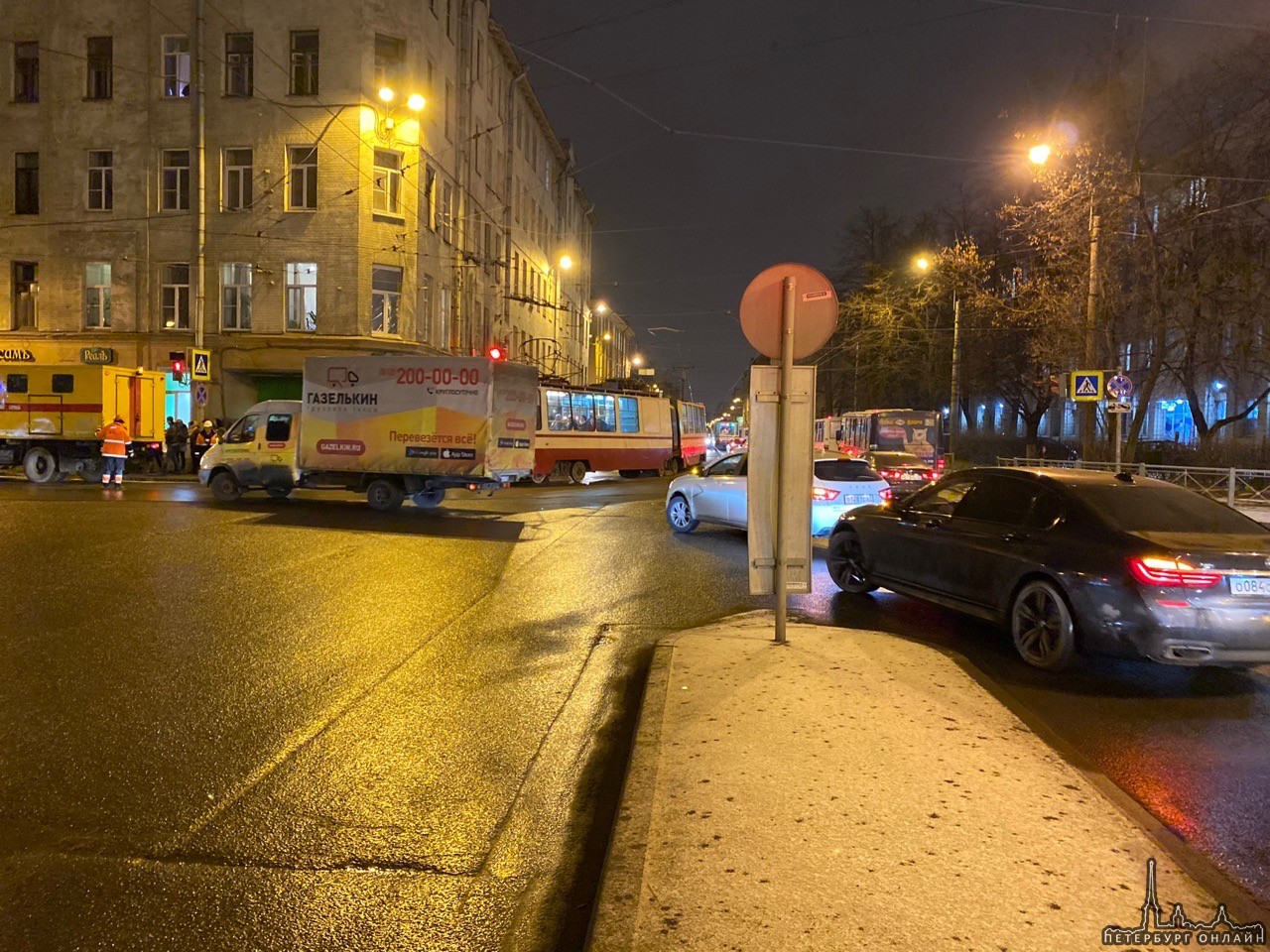 Около 18 часов на Кондратьевского и улицы Жукова сломался трамвай на повороте. Пробка в сторону прос...