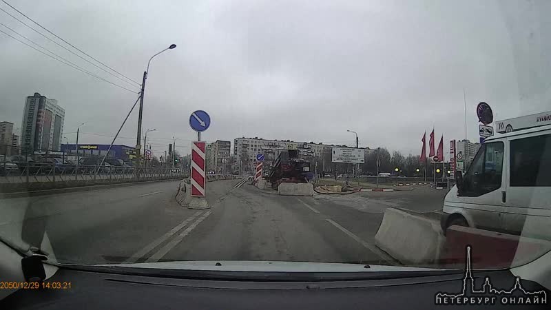 Водитель Киа , сразу повернул налево с Дальневосточного проспекта на улицу Крыленко и конечно попал ...