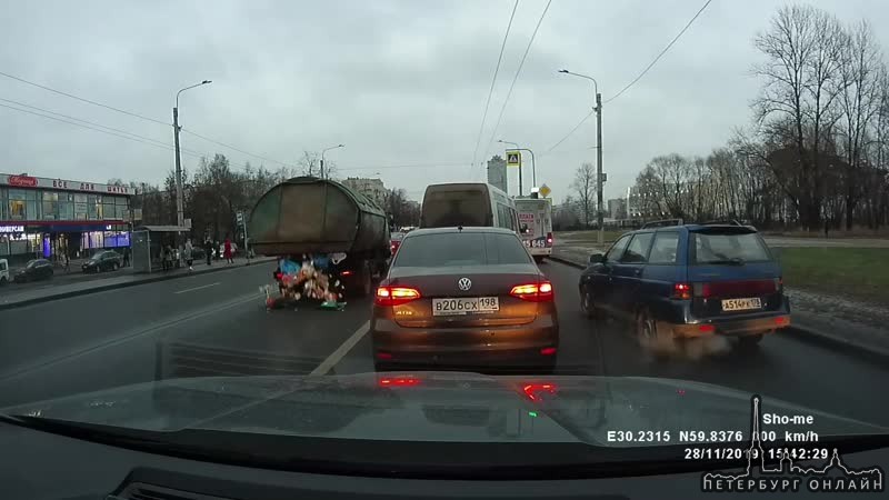 Вот так вот в северной столице Санкт-Петербург, по проспекту Ветеранов, возят мусор Номер машины в71...