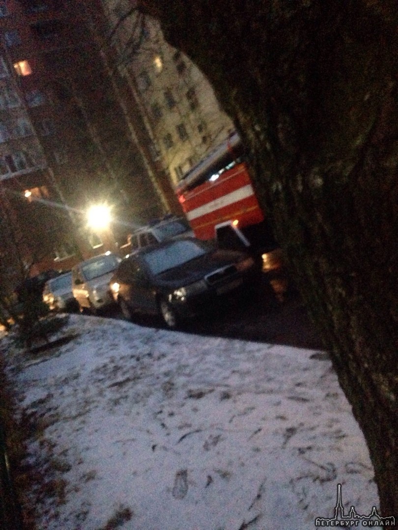 Пожар в Кронштадте . Около 16:20 произошло возгорание на 4 этаже на улице Литки