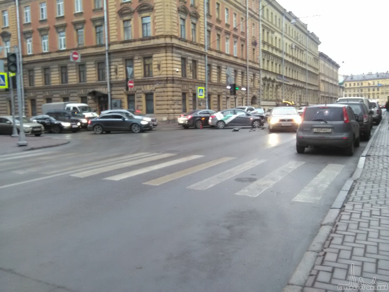 В 14:35 произошло ДТП на Шпалерной дом 1 и Гагаринской. Не работает светофор. Столкнулись БМВ и прок...