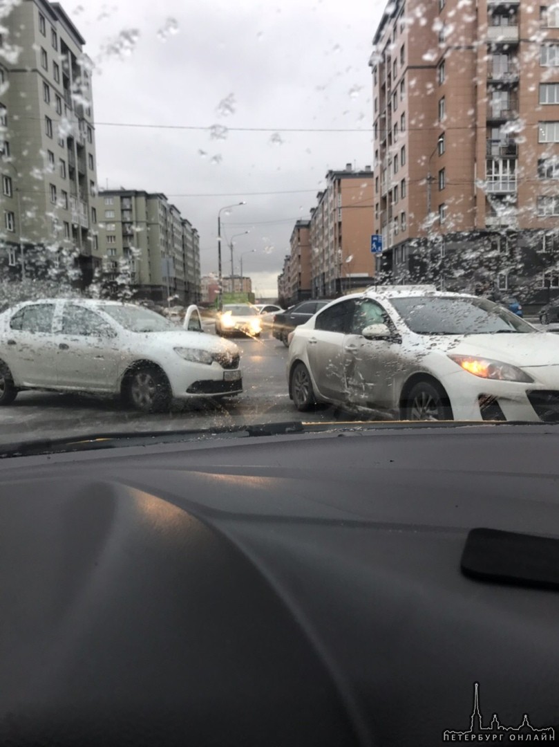 Renault и Mazda встретились на Туровской улице. Подушки стрельнули.