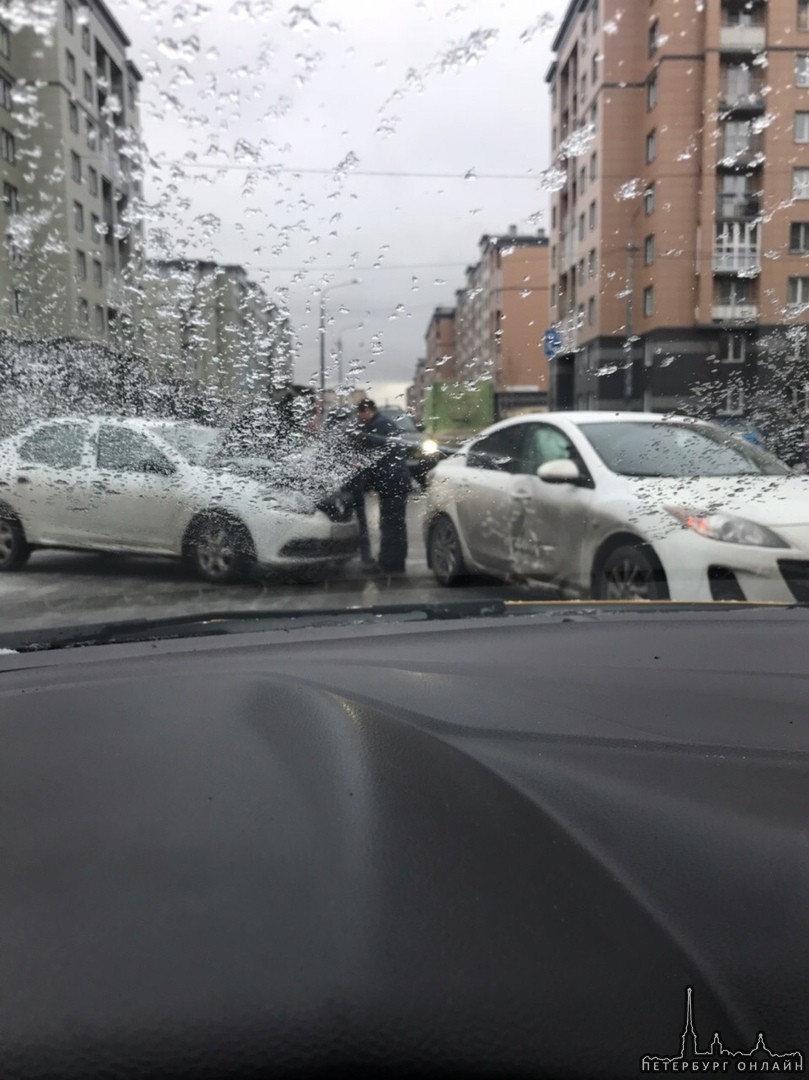 Renault и Mazda встретились на Туровской улице. Подушки стрельнули.