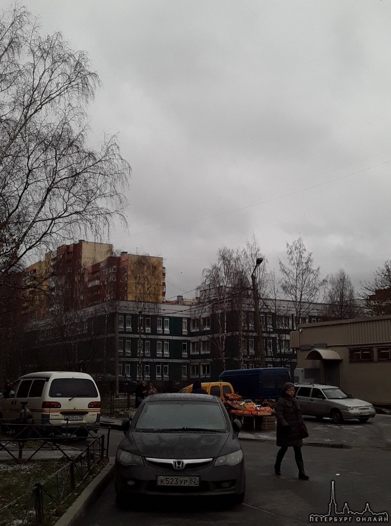 369 лицей на улице Маршала Захарова, 58 эвакуирован и в 217 школе на проспекте Ветеранов, 140, корп...