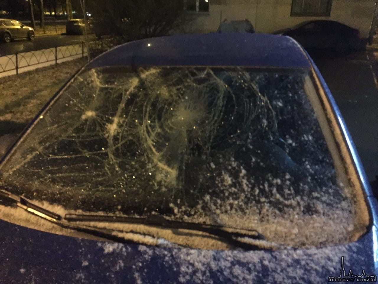 Сегодня ночью 29.11-30.11 у дома 27 на улице Орджоникидзе неизвестные разбили припаркованный автомоб...
