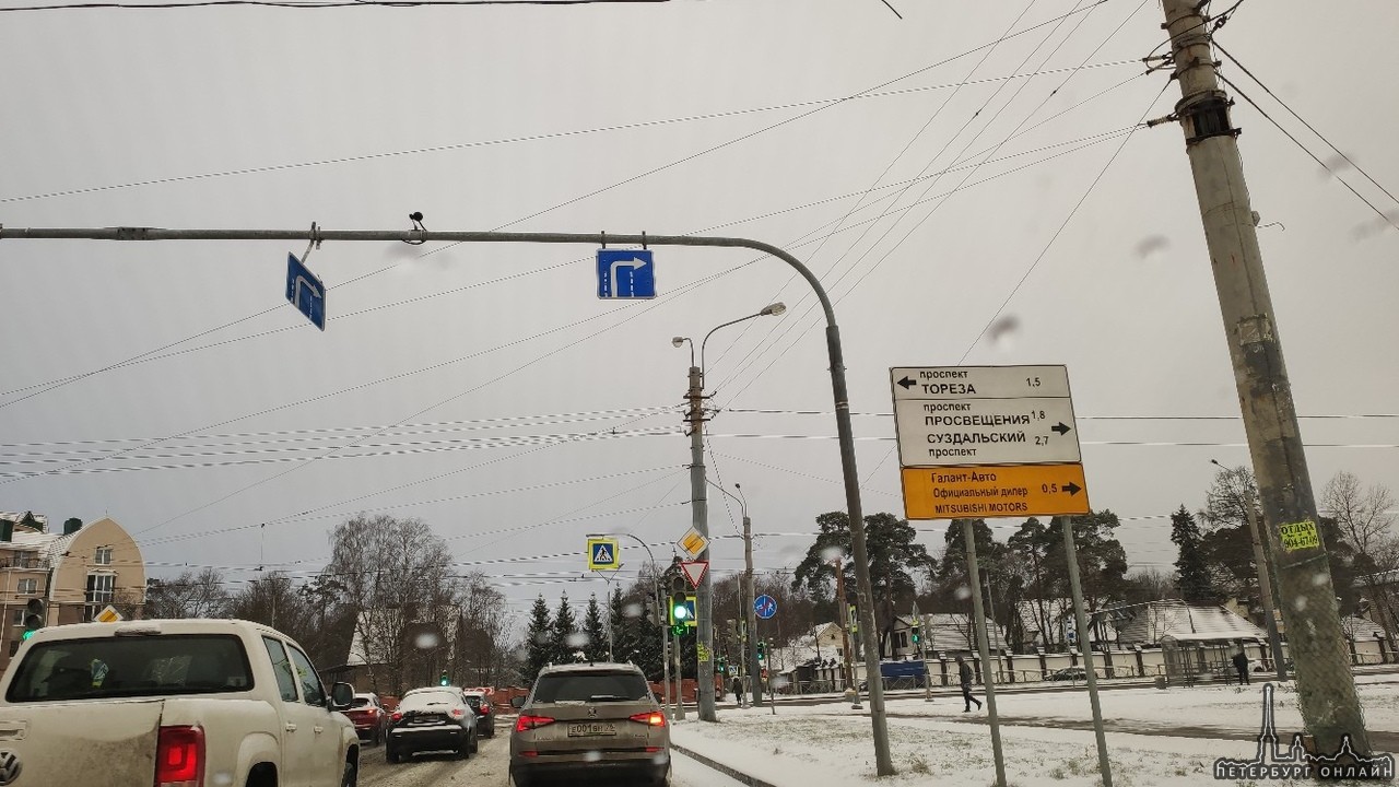 На Луначарского, перед Выборгским шоссе вот-вот знак упадет кому-то на крышу.