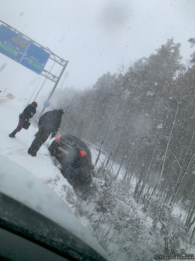 На Ропшинском шоссе перед съездом на КАД Опель ушёл в кювет.