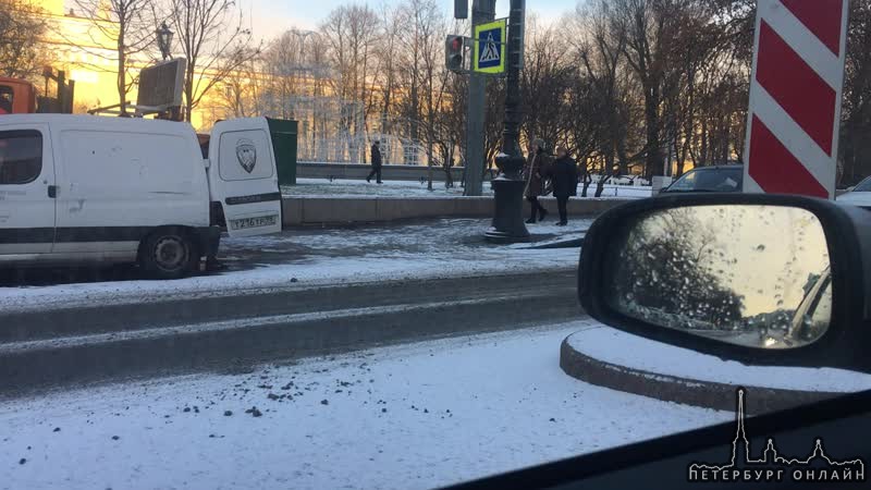 В 11:45 на перекрестке Гороховой и Адмиралтейского проспекта водитель на каршеринге Делимобиль не ус...