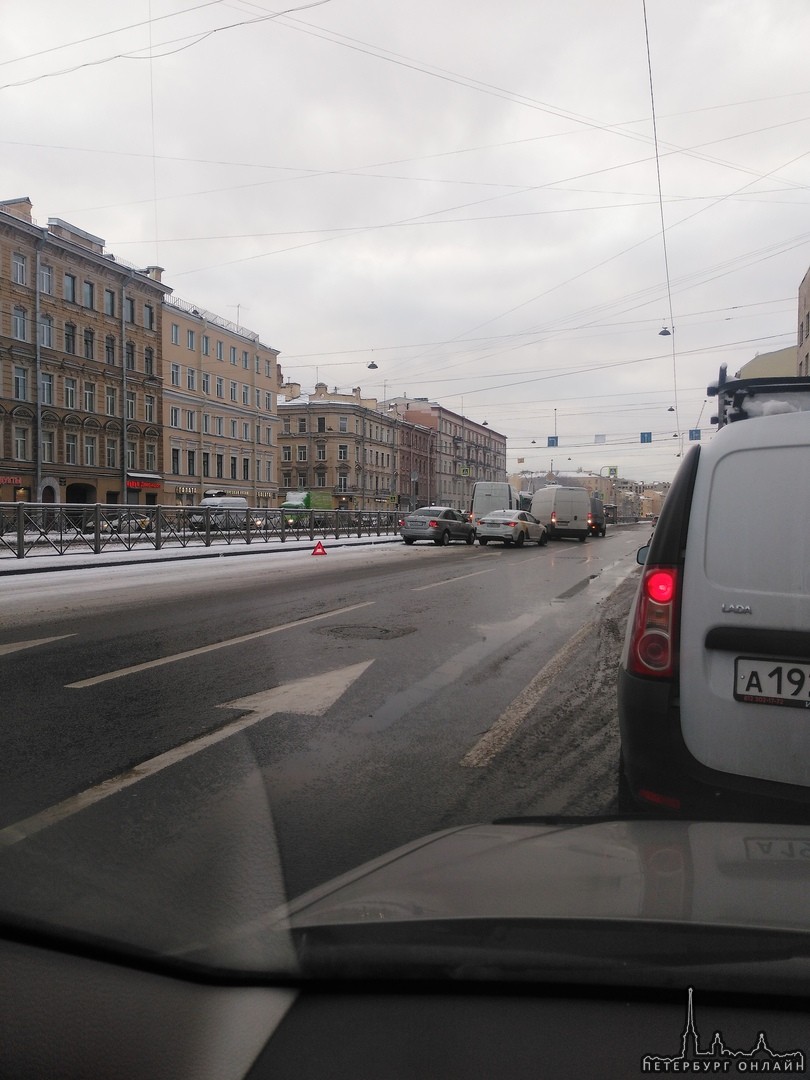 На Лиговском проспекте 158 заняты две полосы, мешают повороту налево Две газели, поло и Solaris