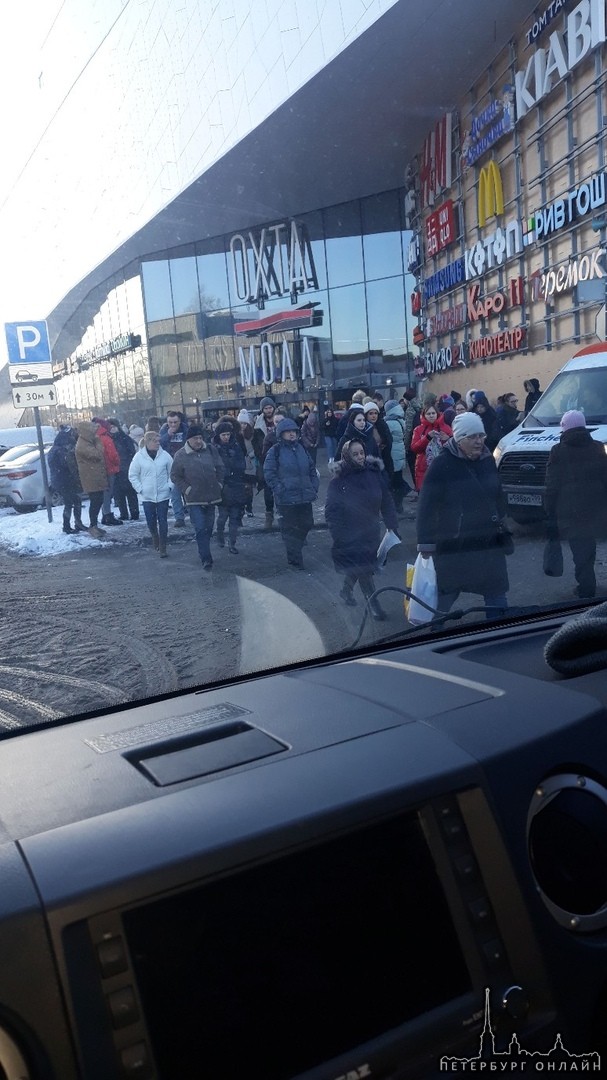 Эвакуация в ТЦ Июнь на Индустриальном...и в Заневском каскаде И в Охта -Молл с подъёмной парковки О...