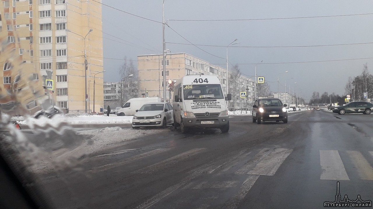 В Ломоносове на перекрестке Федюнинского и Ораниенбаумского Произошла ошибка 404 в борт Фольксвагена