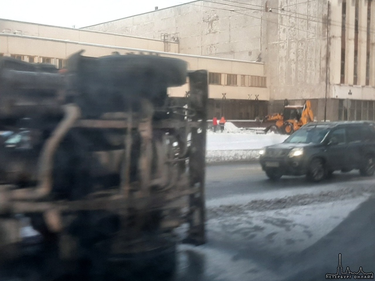 КАМАЗ мусоровоз выходил на скорости с кругового и прилёг на встречке Шоссе Революции 43