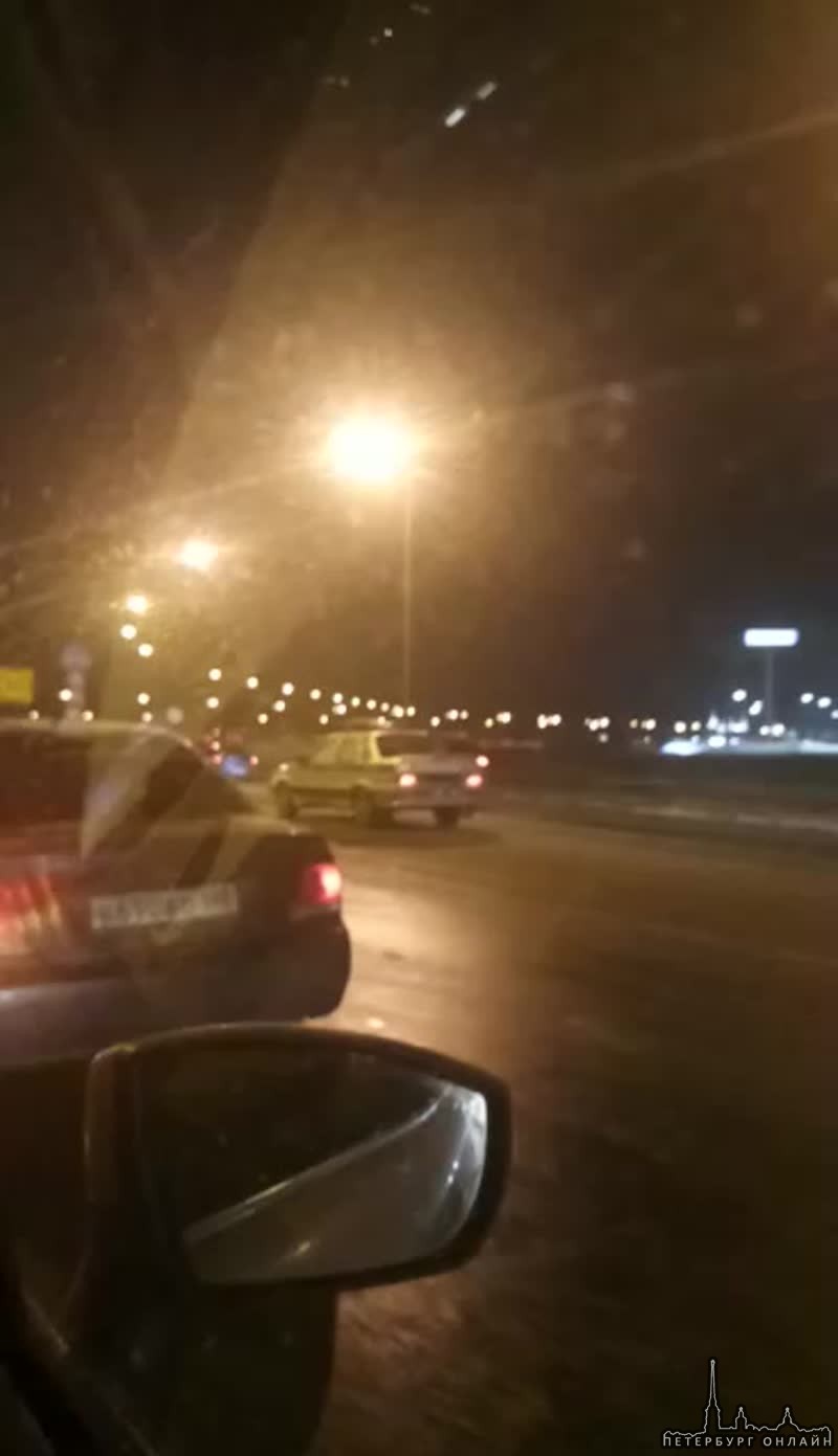 Авария на внешнем кольце КАД, сразу за съездом на Новоприозерское шоссе.