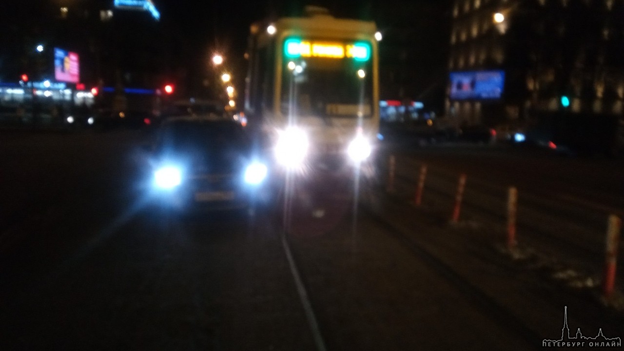 Автоледи на чёрном форде не захотела пропустить трамвай на перекрёстке Стачек и Трефолева, нарушив ...