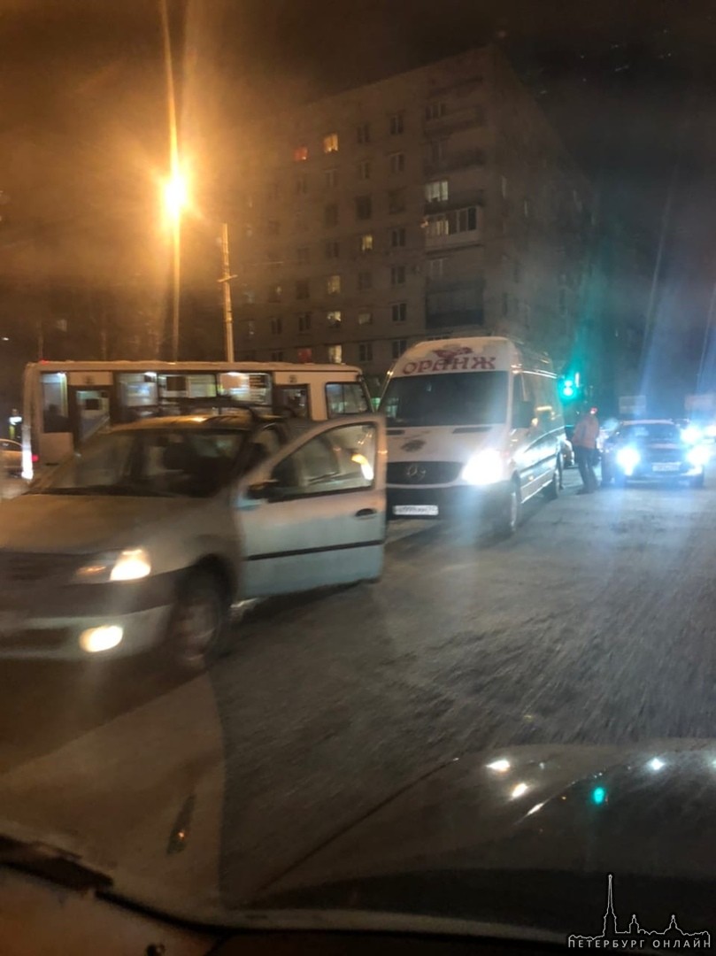 На пересечении Гражданского и Фаворского произошло ДТП из трёх машин. Троллейбусы встали.