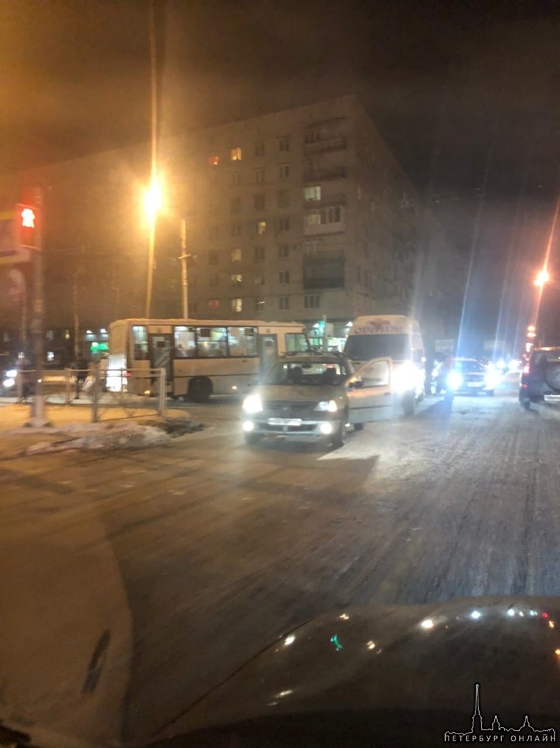 На пересечении Гражданского и Фаворского произошло ДТП из трёх машин. Троллейбусы встали.
