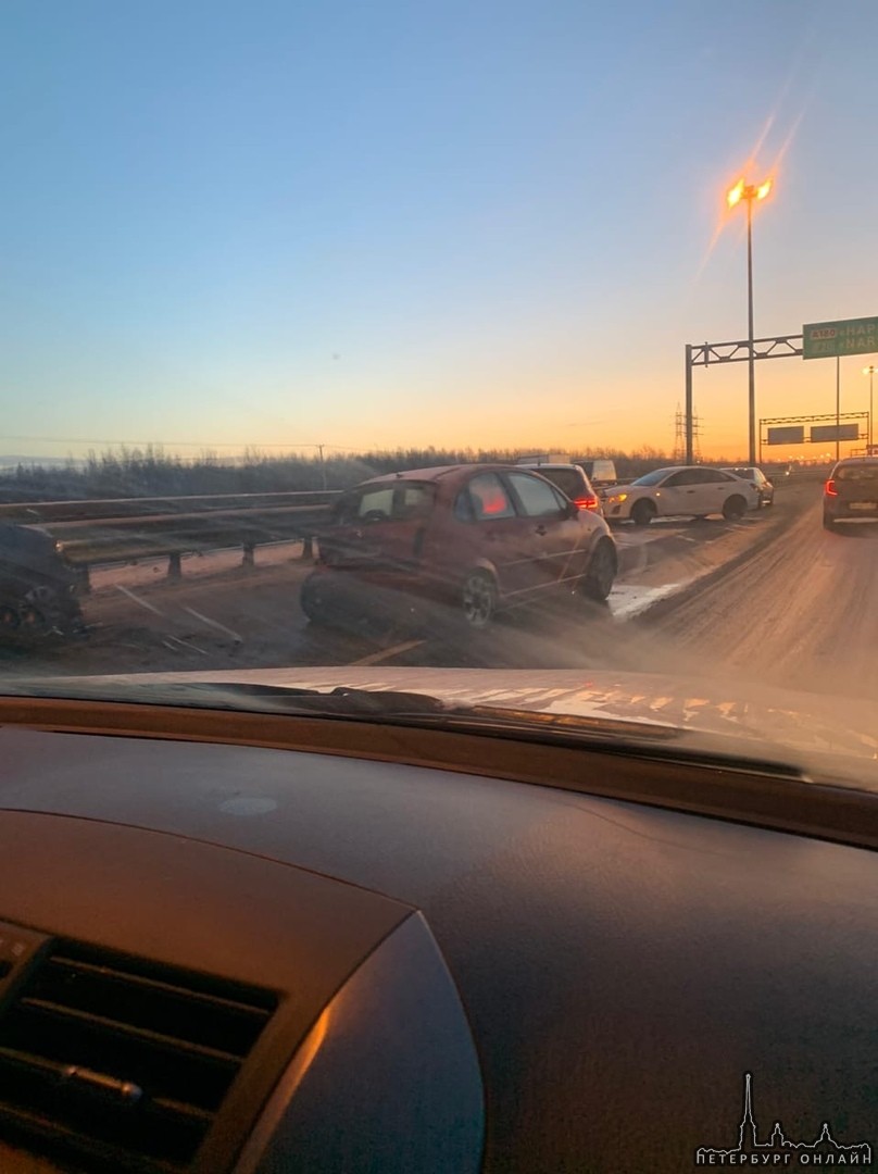 Перед съездом с КАД на Таллинское шоссе авария в Левом ряду из 6 машин