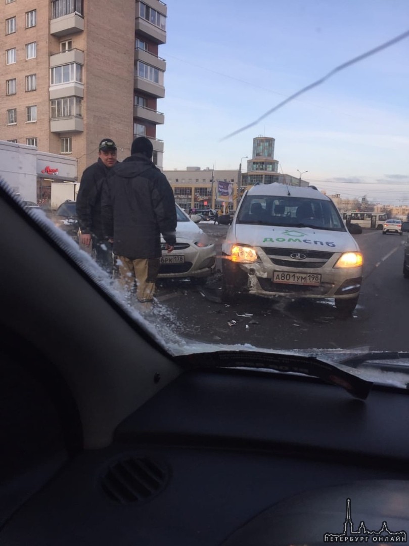 На Корзуна ближе к Ветеранов авария с Ларгусом и Солярисом. Пробки нет, проезду вроде не мешает.