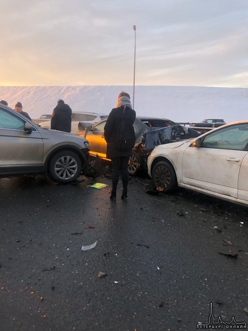 5 машин столкнулись на КАД, перед съездом на Пулковское шоссе.