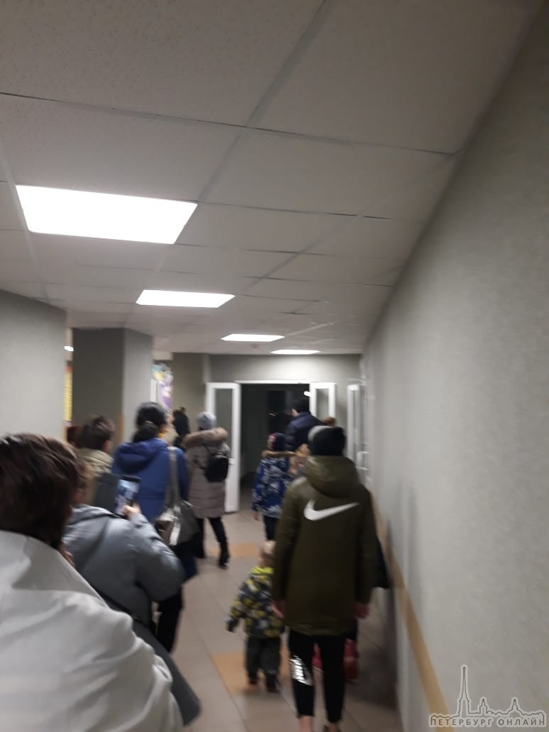 В 19:45 эвакуировали Детскую Городскую Больницу №1 на Авангардной. Все 10 этажей срочно вывели на у...