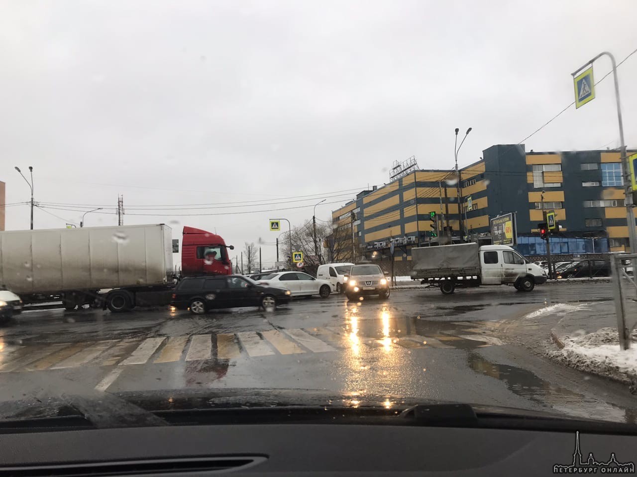 Перекресток южное шоссе. Софийское шоссе авария. Паровозик из машин ДТП. Авария на Софийской улице сегодня СПБ.