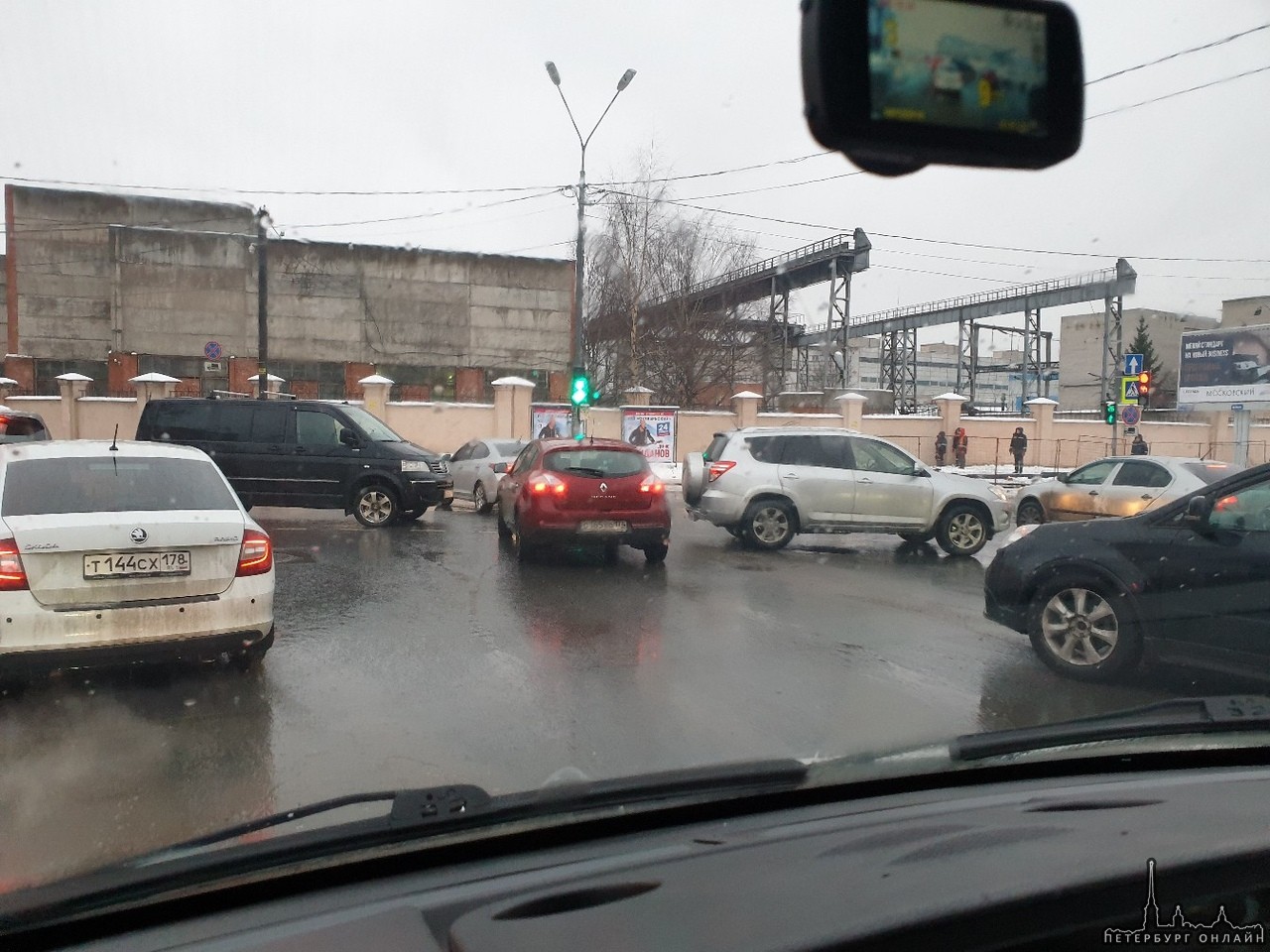 Микрик, лёгким поцелуем попку джипика, вынудил их слегка раскорячиться, тем самым немного затруднив ...