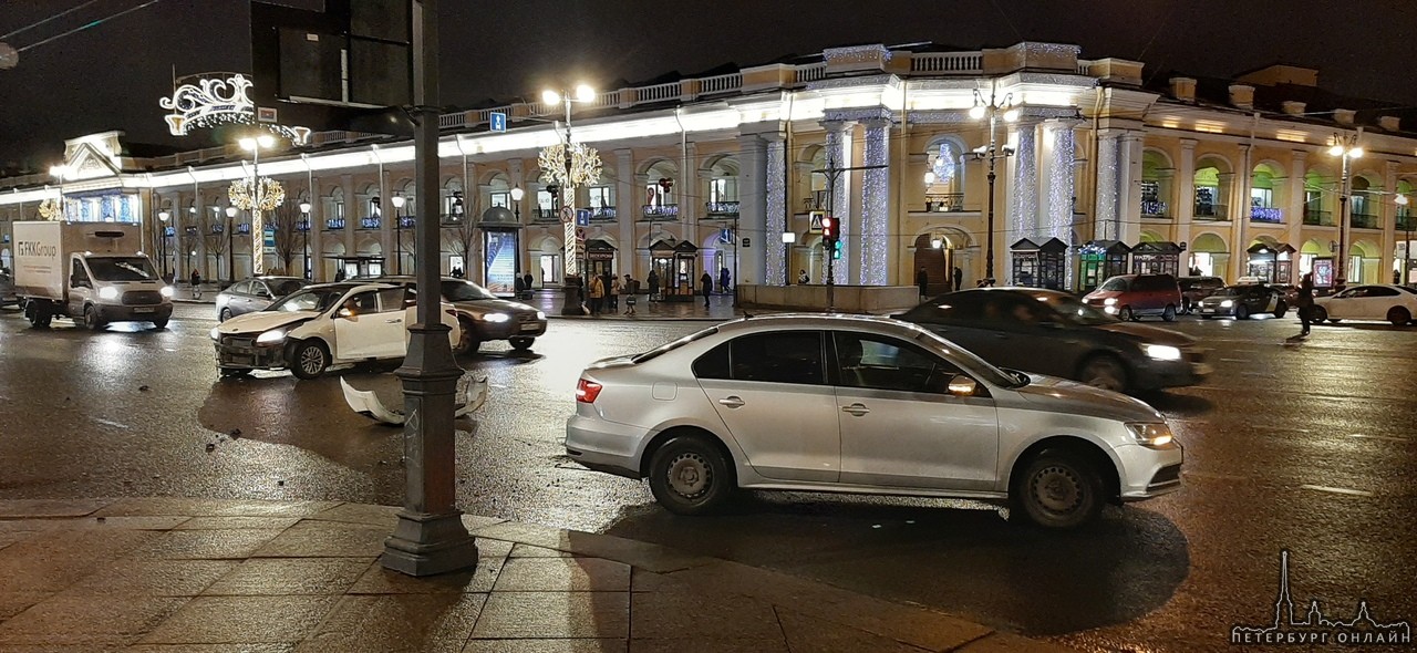Рио оставили без бампера на перекрестке Невского и Михайловской