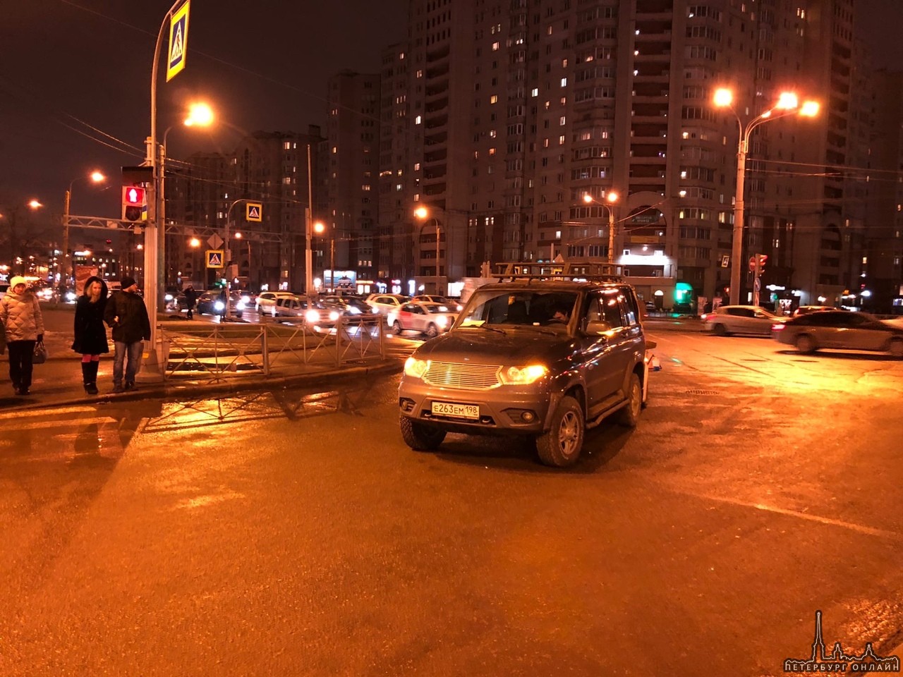 На повороте с Коломяжского на Богатырский, водитель такси ощутил прочность бампера Париота, который ...