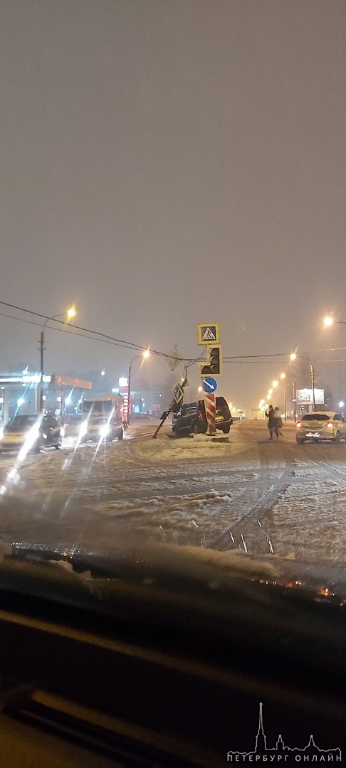 На пересечении Дунайского проспекта и Московского шоссе ДТП. Светофоры не работают.
