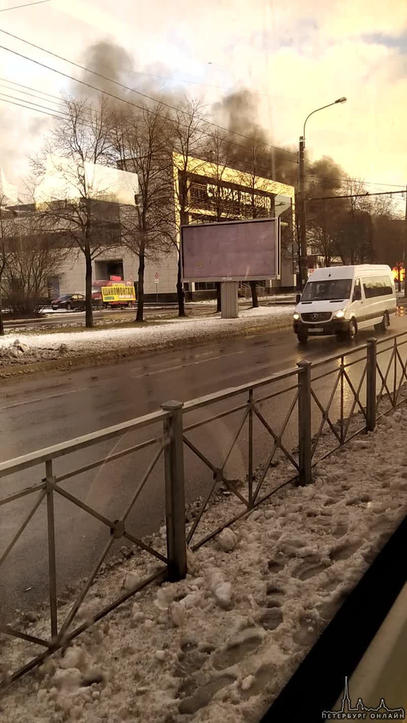 Маршрутка горит рядом с заправкой недалеко от ст.м. Волковская.