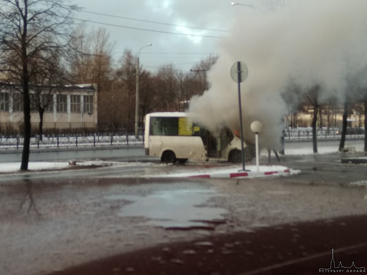 Маршрутка горит рядом с заправкой недалеко от ст.м. Волковская.