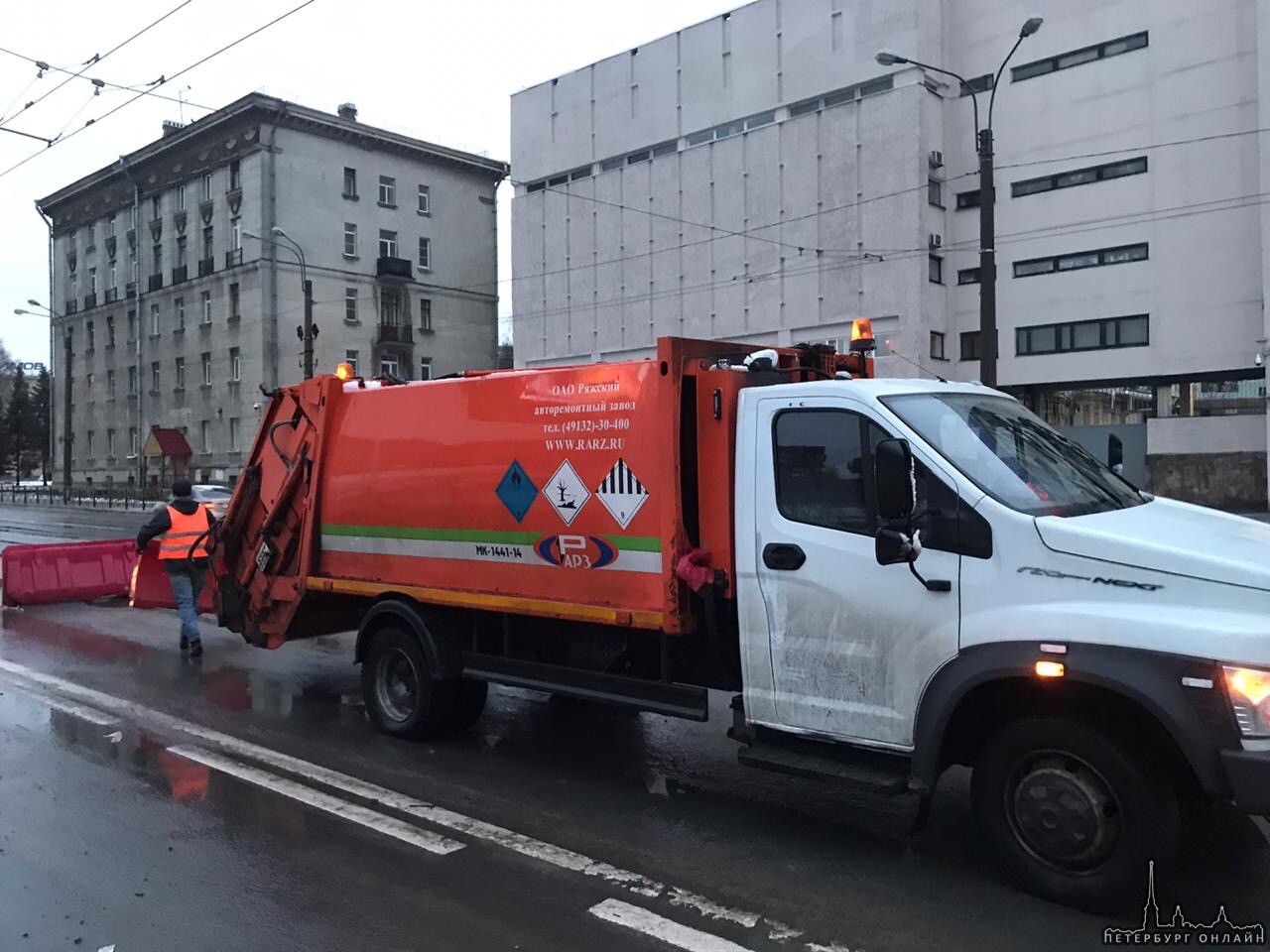 Сегодня в 8 утра, на Кантемировской улице, мой и 9 других автомобилей попали огромномую яму, котора...