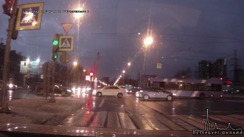 Видеозапись ДТП на пересечении Маршала Блюхера и Кондратьевского. Троллейбус и solaris хетчбэк.