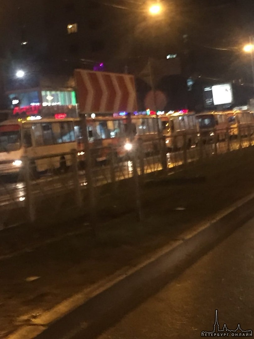 Напротив метро Лесная в сторону Кантемировской на светофоре перед остановкой что-то не поделили трол...